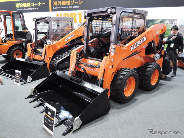 クボタは建設機械も手がけている。ホイールローダー『SSV』シリーズ(手前)と、トラックローダー『SVL』シリーズ