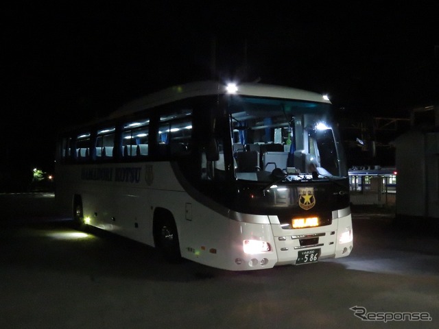 竜田駅で発車を待つ原ノ町行きの代行バス。2月から途中停車駅に浪江を加える。