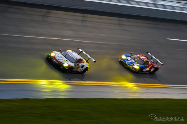前(左)がポルシェ 911 RSR、後ろがフォード GT。