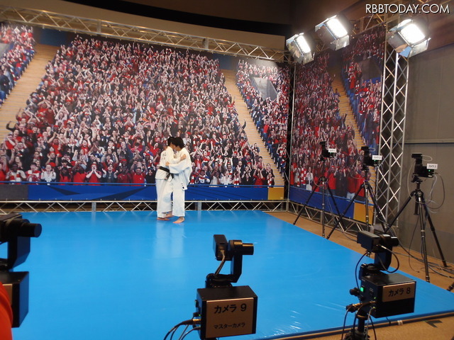 柔道のシーンを16台のカメラで撮影し、多視点映像を撮影するデモンストレーション