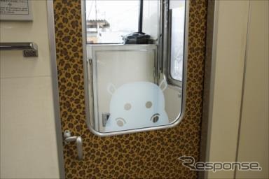 運転台の車内ドアからはカバが乗客をのぞいている