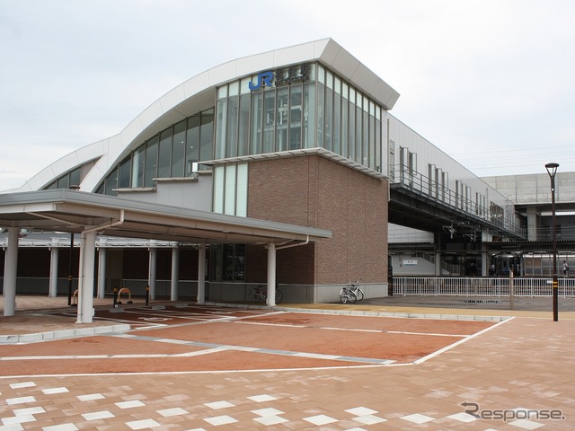 JR北陸本線は大聖寺～金沢間でICカードを導入。松任駅にはICカード導入に先駆けて通常タイプの自動改札機が設置される。