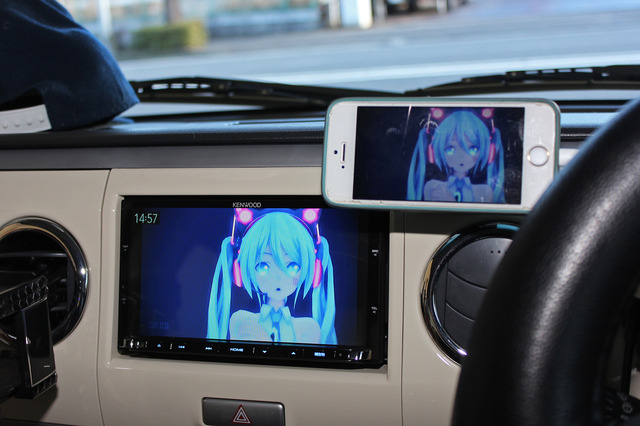 メインのソースユニットとしてiPhoneを活用（ナビにミラーリングさせて映像も楽しんでいる）。