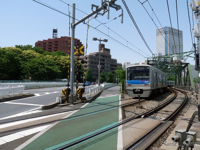 この計画が実施されると北品川駅の前後3カ所にある踏切が解消される。写真は北品川駅の北側にある品川第1踏切。