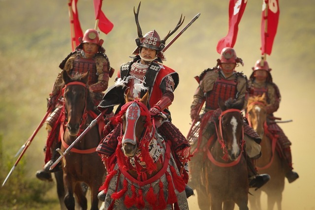 本作の面白さのひとつは乱世での生き残りをかけた頭脳戦にあった。しかし、それはぐずぐずの政治的空間、つまり人間関係がすべての腹芸の世界によって台無しにされていく。まさに現代の会社社会の縮図ともいえる