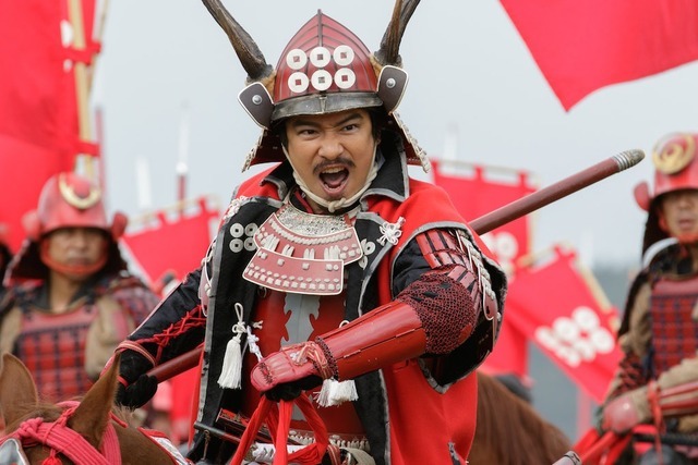 勝てたかもしれない幸村の完璧な戦略は、豊臣家がフリーランスの牢人衆に不信感を抱き連携できなかったことで奏功しない。正社員と派遣社員の間にある深い溝のようで、幸村の中間管理職的な姿を見て、自分のことのように切なくなった視聴者もいたのではないか