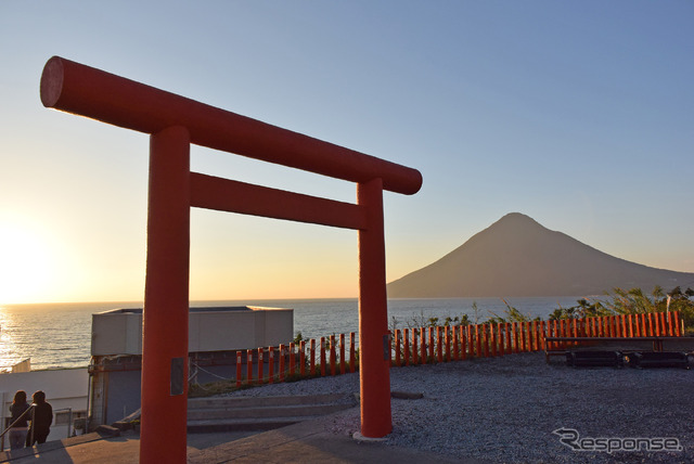 龍宮神社の鳥居と開聞岳。