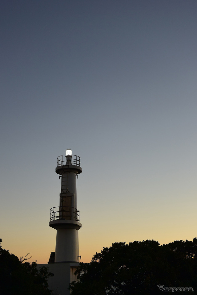 日没直後の薩摩長崎鼻灯台。これから空の色が次第に変わっていく。