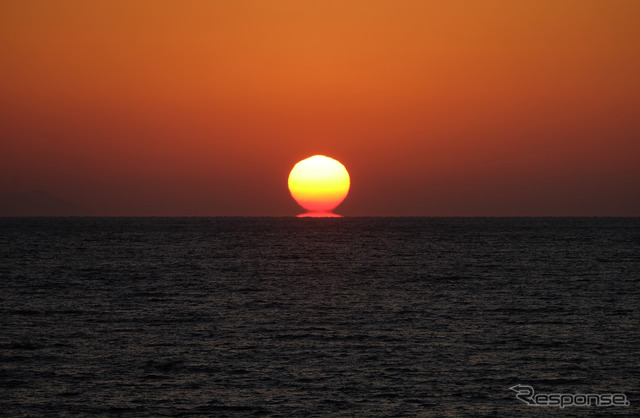 虚像と太陽本体が接する瞬間。