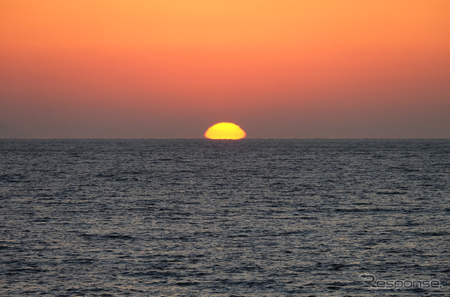 日没後半、今度は太陽がレンズ状に変形。