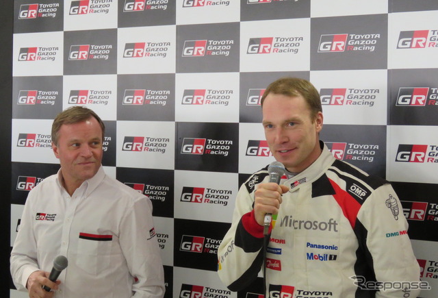 2日、都内での「2017 TOYOTA GAZOO Racing プレスカンファレンス」に出席したラトバラ(右)とマキネン代表。