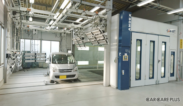 最新設備の整った鈑金塗装工場