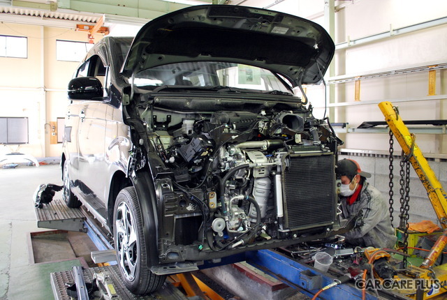 フレーム修正機を使用した作業の様子