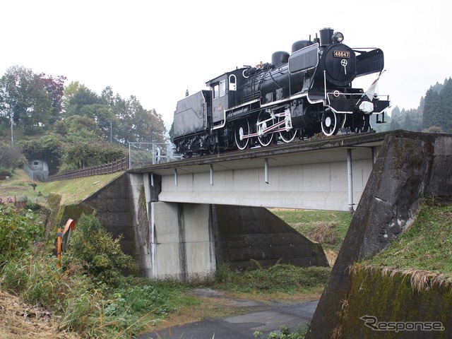 未成線の遺構は各地に点在しており、一部は観光などに活用されている。写真は橋りょうで蒸気機関車を展示保存している高千穂線。