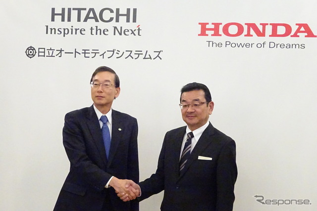 日立オートモティブの関社長(向かって左)とホンダの八郷社長