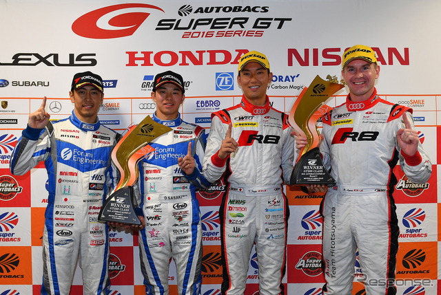 昨年の第3戦延期レース(もてぎ)では、GT500で柳田(左端)、GT300でライアン(右端)が優勝している(中央左は佐々木大樹、右は藤井誠暢)。