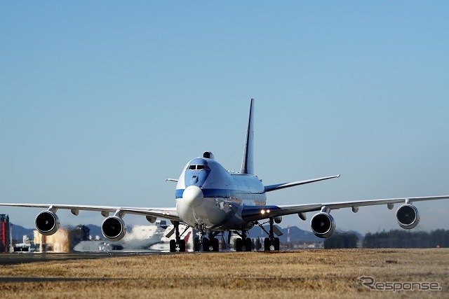 大統領専用機(エアフォースワン)と異なり、着陸後のタキシングも他の航空機と同様に行なう。