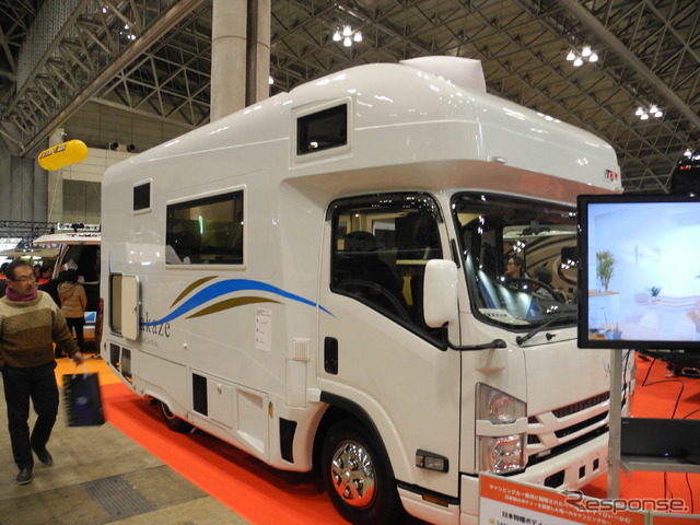日本特種ボディーが披露した『エルフ』2トン車をベースにしたキャンピングカー