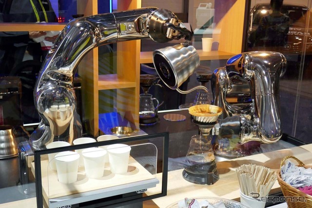 2つのロボットが互いに協調してコーヒーを淹れていく
