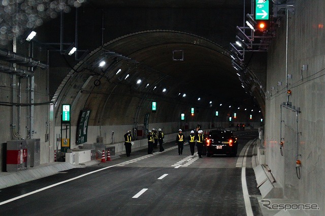 トンネルはシールド工法によって掘り進められた。
