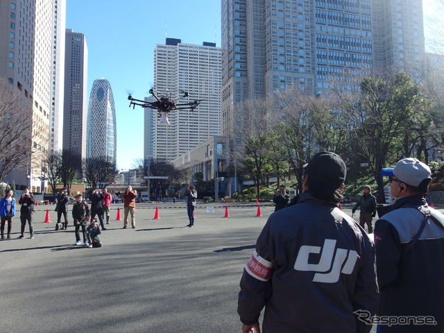 災害時のドローン活用の実証実験（2月11日、新宿中央公園）