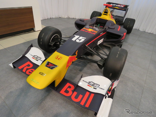 ホンダの今季モータースポーツ活動発表会にレッドブルカラーのSF14が登場。