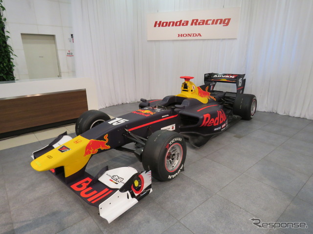 ホンダの今季モータースポーツ活動発表会にレッドブルカラーのSF14が登場。