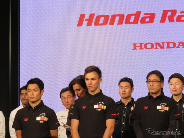スーパーフォーミュラにはチーム無限からの参戦。左は僚友となる山本尚貴（13年王者）、右は手塚監督。