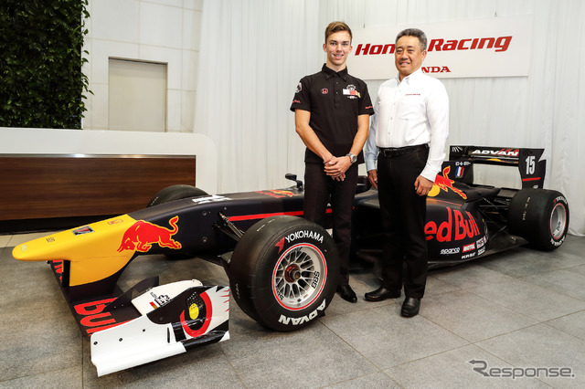 ガスリーとホンダの山本雅史モータースポーツ部長。