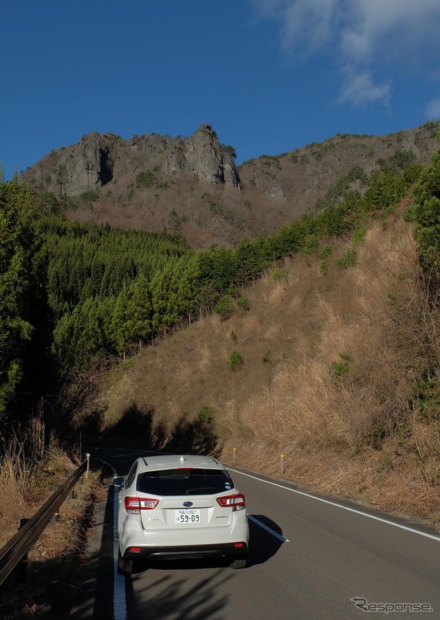 福島市～相馬市を結ぶ国道115号線の途中で霊山（りょうぜん）に寄り道。ちょっとしたユタ州的な風景でダイナミックなムード。