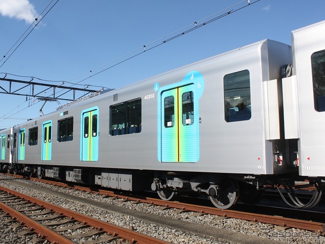 2号車:40200形(M1)(40202)。シングルアーム式パンタグラフとVVVFインバーター制御装置を搭載している。