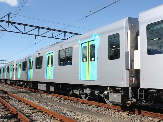 4号車:40400形(T1)(40402)。車内にトイレが設置されている。