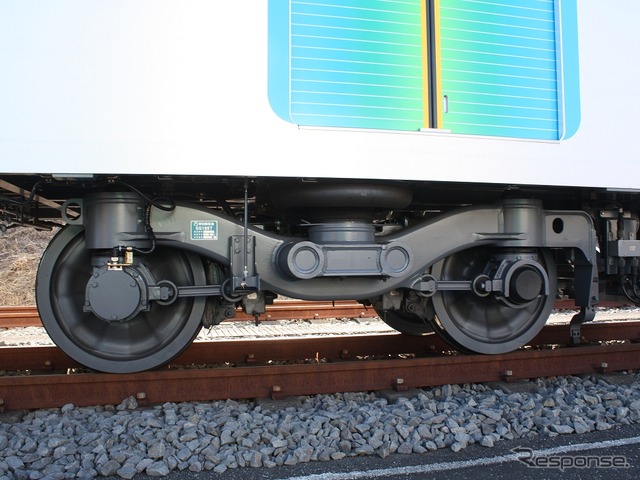 台車は空気ばね式ボルスタレス台車(モノリンク式・軸重調整機構付)を採用。写真はモーター無し車両用の台車(SS185T)。