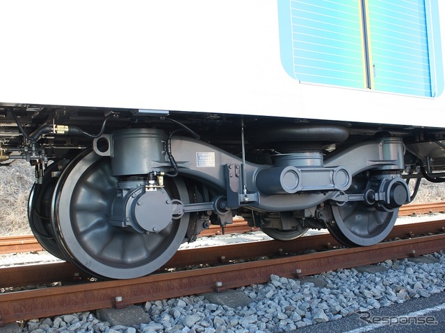 台車は空気ばね式ボルスタレス台車(モノリンク式・軸重調整機構付)を採用。写真はモーター付き車両用の台車(SS185M)。