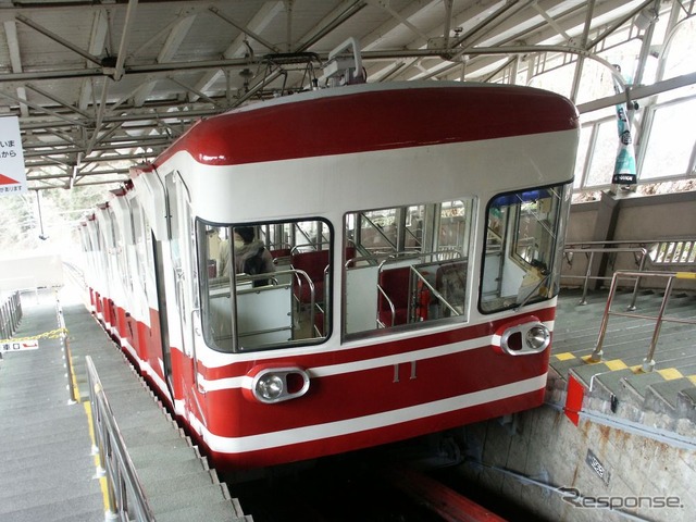 高野山駅で発車を待つケーブルカー。車両の故障に伴い当面の間運休する。