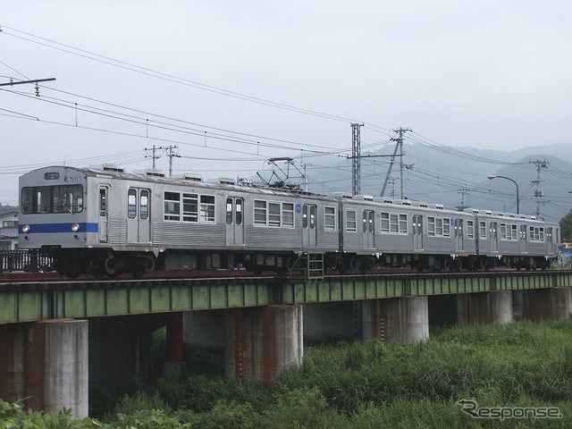3両編成だった頃の第7111＋7316＋7212編成。現在は中間の7316号を抜いた2両で運用されているが、この2両も2月25日限りで引退する。
