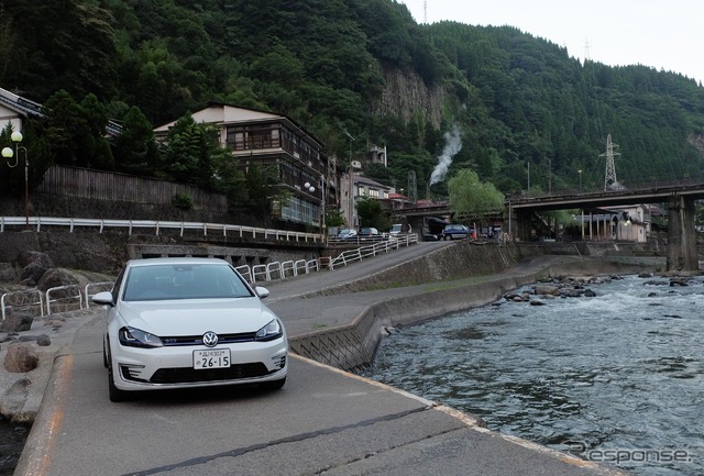 渓谷の両岸に温泉地が広がる。古めかしさが魅力の杖立温泉。