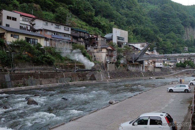 湯煙があちこちに漂う。