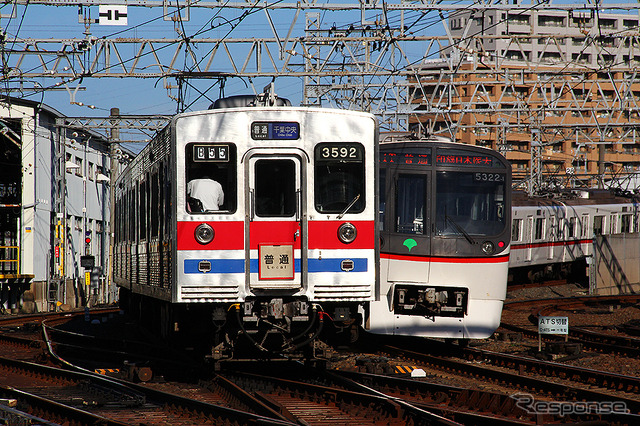 京成3500形 未更新車(左)