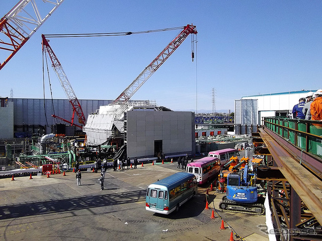 東名高速道と多摩堤通りが交差するエリアに建設中の東名ジャンクション。写真中央、白い建物の奥と手前の地下に2基のシールドマシンが収まり、写真右手へと進んでいく