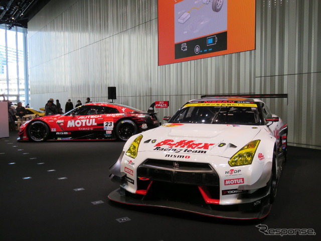 手前はGT300クラスに参戦するGT3仕様GT-R（#3）。