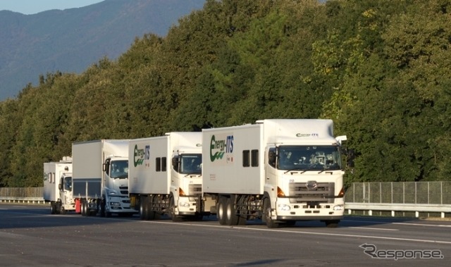 トラック隊列走行の実証風景