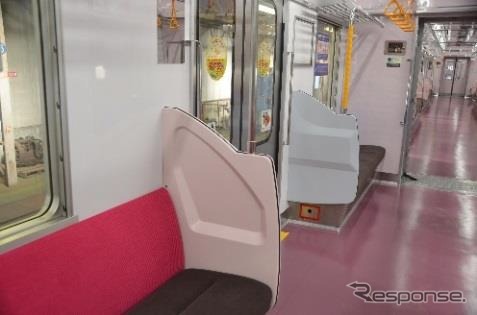 リニューアルされた8800形の車内。座席は袖仕切りが新たに設けられた。