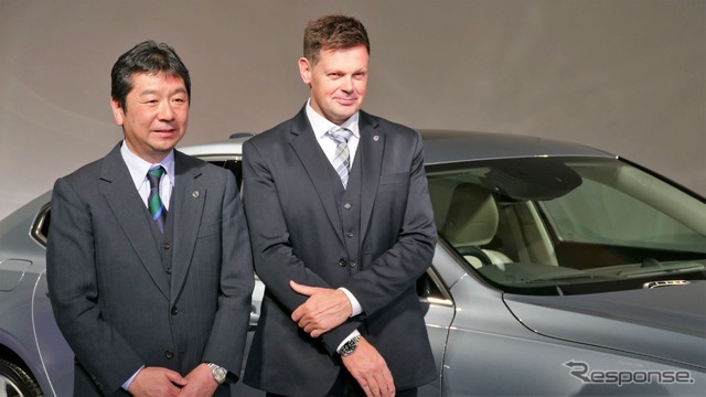 ボルボ・カー・ジャパンの木村隆之社長と、デザインに関するプレゼンテーションを行ったボルボ・カー・グループ デザイン部門 バイスプレジデントのジョナサン・ディズリー氏