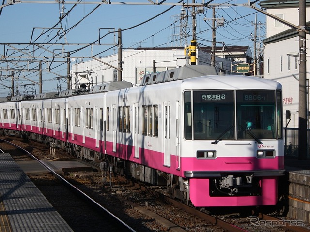 新京成の8800形。2014年から車体の塗装が順次変更されている。