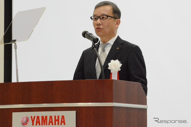 挨拶する木村隆昭副社長