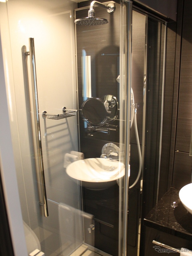 各部屋ごとにトイレ・洗面台・シャワーが設けられている。写真は「ロイヤルツイン」のシャワー。