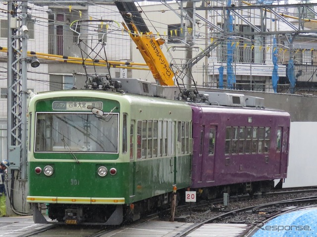 嵐電西院駅を発車して嵐山方面に向かう電車（2016年4月）。四条通北側（写真奥）に嵐山方面行きホームが移設される。