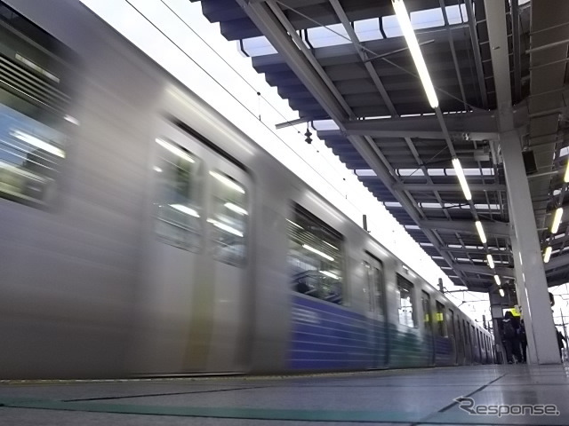プレミアムフライデー号を担った30000系38102F（西武新宿駅、2月24日）
