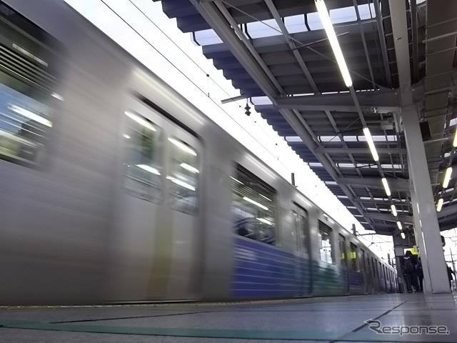 プレミアムフライデー号を担った30000系38102F(西武新宿駅、2月24日)